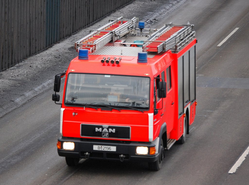 Das Lsch- und Hilfeleistungsfahrzeug das man in fast jeder Berliner Feuerwehrwache stationiert vorfindet ist der praktische LHF 16/12 City auf einem MAN 10.224, 01.02.10 Berliner Stadtautobahn Hhe Knobelsdorffstr. 