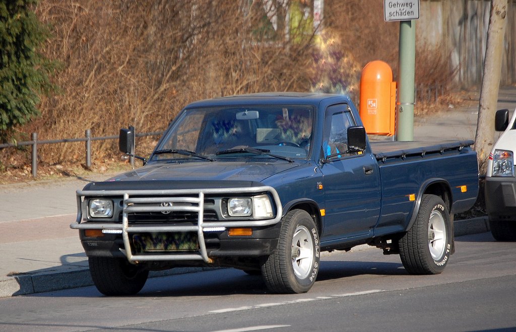 Das msste ein Original VW Taro sein, eine Pickup Variante als Lizenzbau des Toyota Hilux von 1989 an bis 1997 produziert, 02.03.11 Berlin-Pankow.  