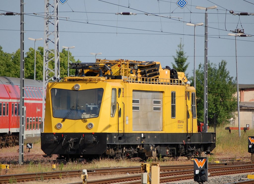 Davon hat die DB NL Bahnbau Leipzig nur zwei Fahrzeuge, es ist ein Fahrzeug der BR 706 als OMF - Oberleitungs- und Montaefahrzeug bezeichnet, diese wurden bei der Gleisbaumechanik Brandenburg entwickelt und 1997 in Dienst gestellt, dieser hier stand am 07.06.08 am Rande des Hbf. Rostock.  