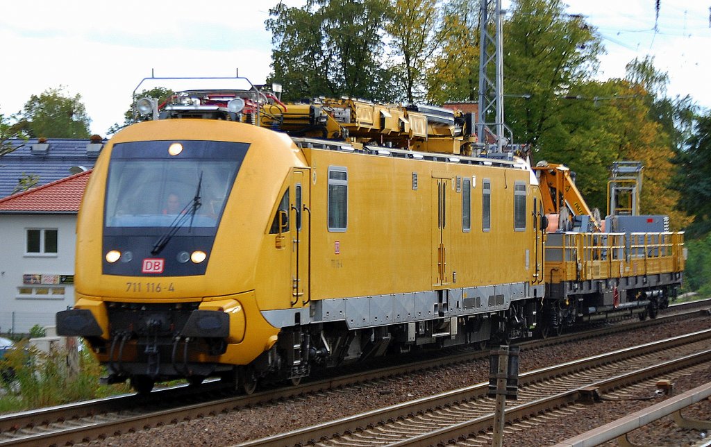 DB HIOB 711 116-4 mit Arbeitsbeiwagen am 27.09.12 Berlin-Karow Richtung Bernau. 