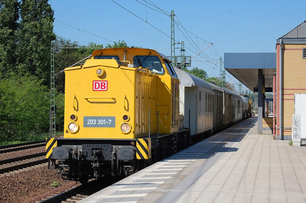 DB Netz 203 301-7 mit Unkrautvernichtungszug und 203 302-5 am Ende des Zuges beim Einsatz Richtung Nordosten (Berlin-Wedding), 15.05.13 Berlin-Jungfernheide. 