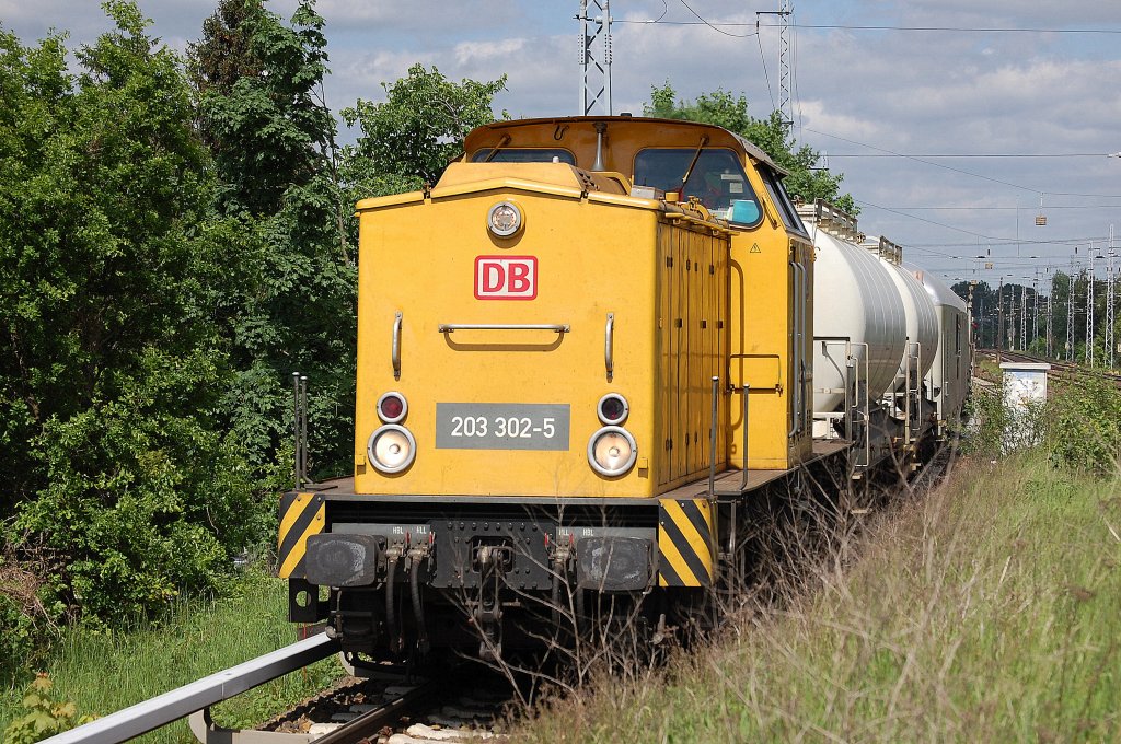 DB Netz 203 302-5 mit Bayer Unkrautspritzzug auf dem Rckweg auf den Berliner S-Bahngleisen bei der Durchfahrt S-Bhf. Berlin-Karow, 23.05.13