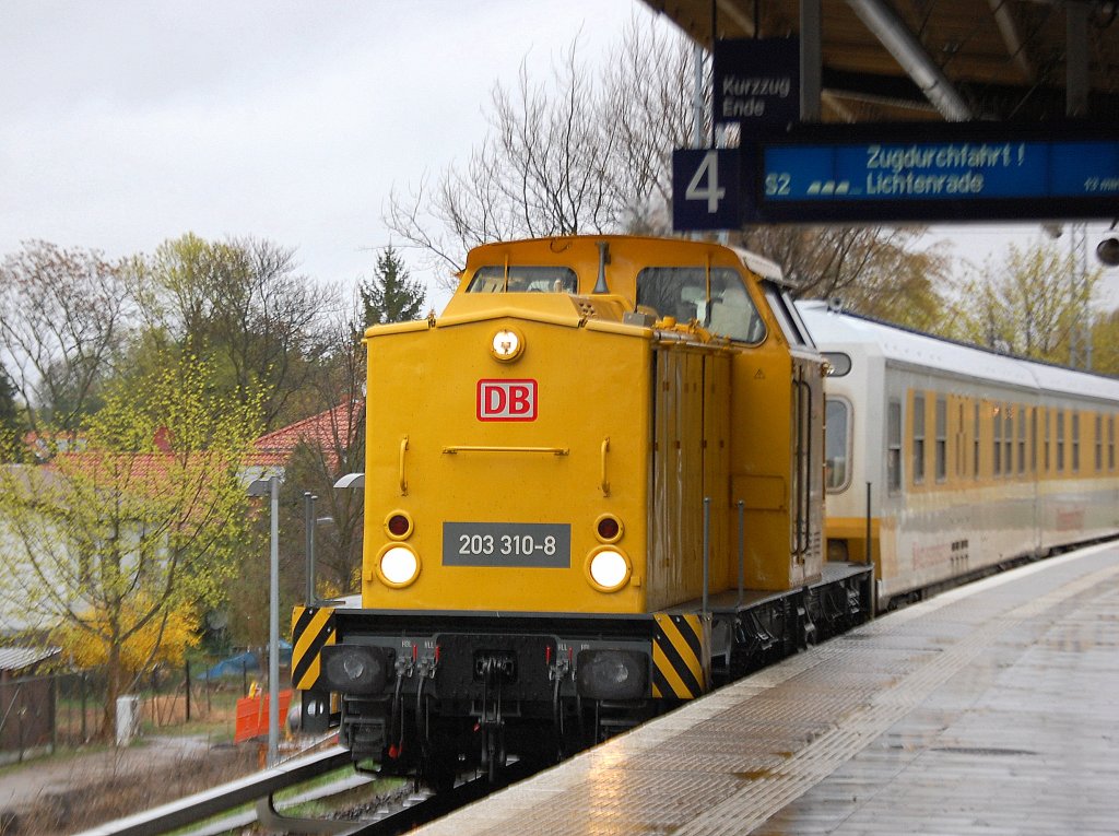 DB Netz AG Messzug seit Tagen auf dem gesammten Berliner S-Bahn Netz unterwegs mit dem Schienenprfzug 1 hier gezogen von 203 310-8 (92 80 1203 310-8 D-DB, LEW Bj.1971) am Ende des Zuges befindet sich 203 306-6, hier bei der Durchfahrt im S-Bhf. Berlin-Karow am 13.04.11.
