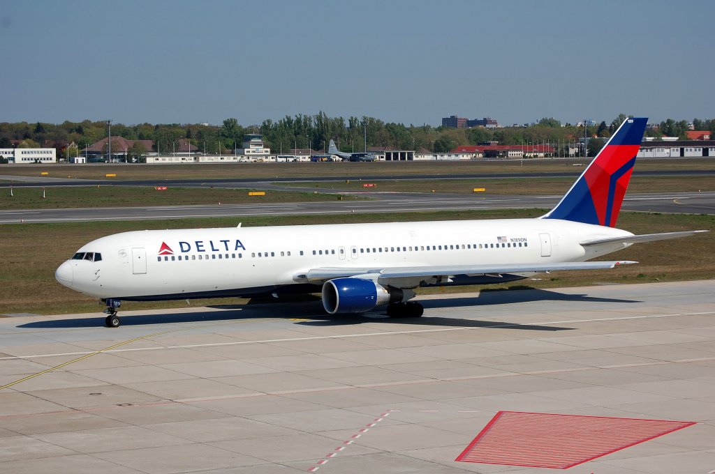 Delta Air Lines Boeing 767-332(ER) (N189DN) am 25.04.09 Flughafen Berlin-Tegel.