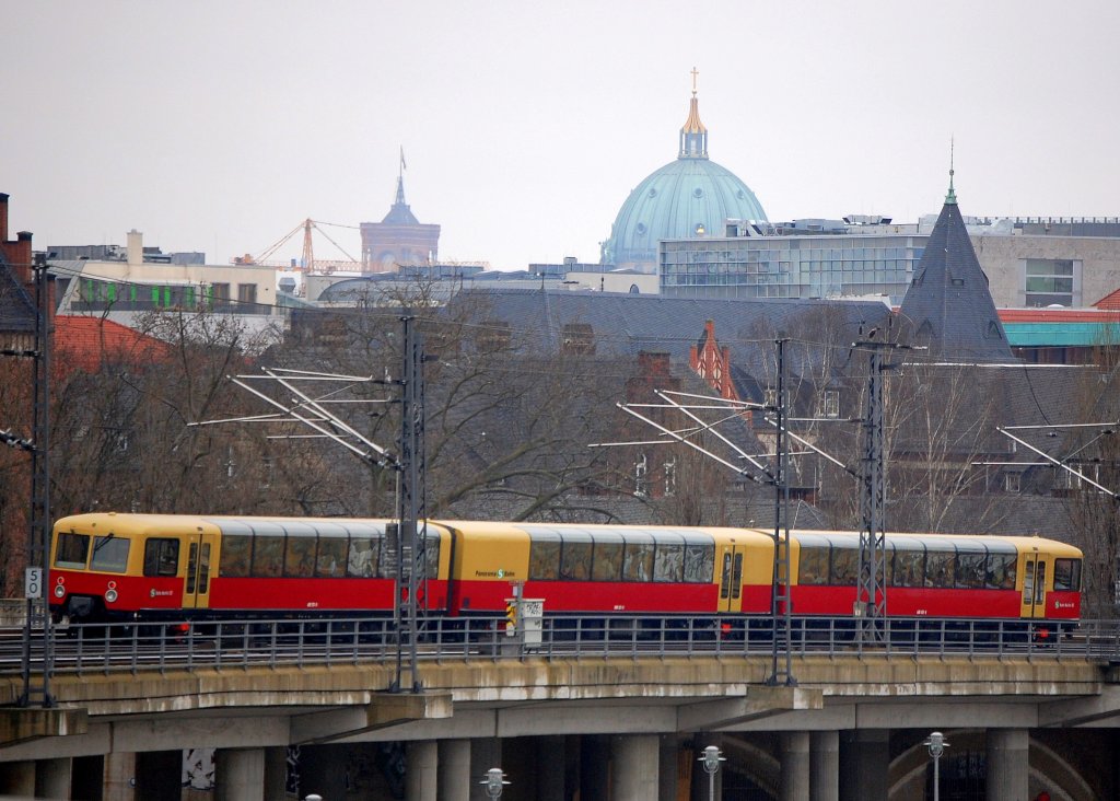 Der in Berlin bekannte Panoramzug der Berliner S-Bahn der BR 488, wurde aus zwei Viertelzgen der Br 477 umgebaut in der Hautwerkstatt Berlin-Schnweide der Berliner S-Bahn und August 1999 in Dienst gestellt, hier am 07.03.09 auf der Berliner Stadtbahnstrecke mit Grostadtpanorama im Hintergrund. 