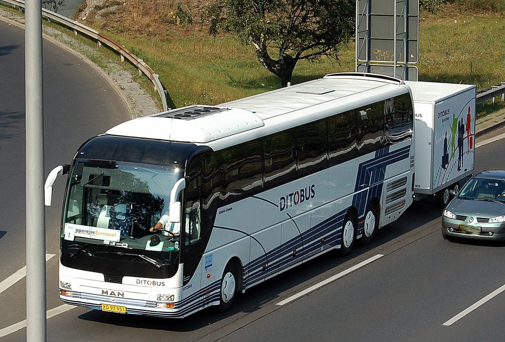 Der dnische Reisebusveranstalter DitoBus mit einem MAN Lion´s Coach + Gepckhnger auf der Berl. Stadtautobahn Hhe ICC am 18.09.12 