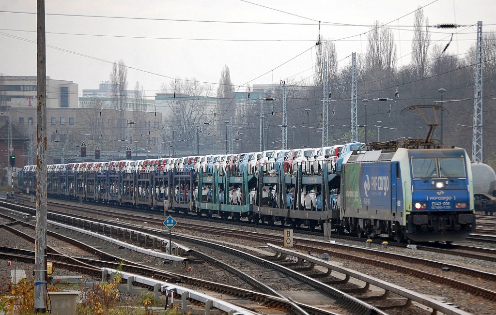 Der inzwischen fast alltgliche PKW-Transportzug mit der polnischen Lok EU43-006 (91 51 627 0005-7 PL-PKPC/ E 186 134) mit fabrikneuen FIAT 500 unterwegs, 20.11.10 Berlin Greifswalder Str.
