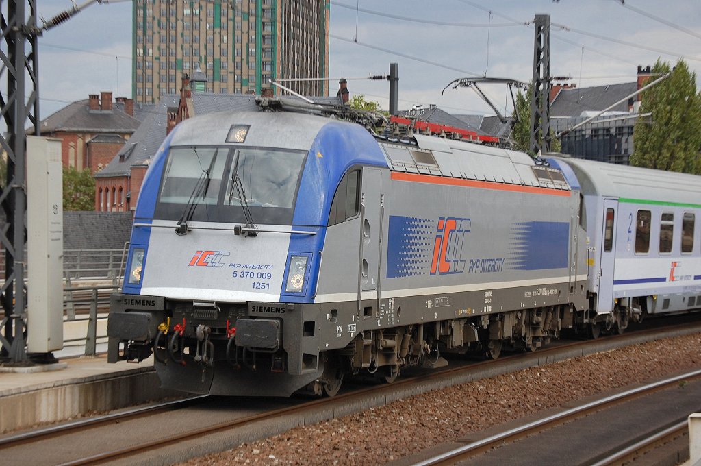 Der polnische Husarz 5 370 009 1251 (91 51 627 0005-7 PL-PKPIC) mit dem Berlin-Warschau-Express fhrt am 22.09.11 im Berliner Hbf. ein.