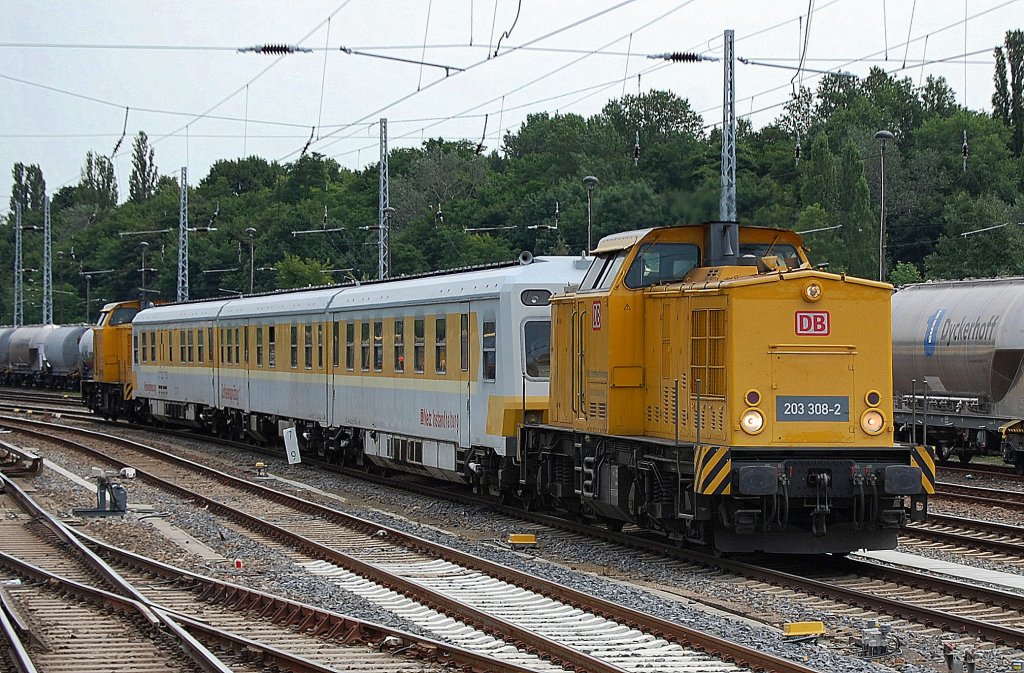 Der Schienenprfzug 1 (719 101-8/719 102-5) der DB Netz Instandhaltung gezogen von 203 308-2 und hinten dran 203 301-7 zum Wenden, 02.07.12 Berlin Greifswalder Str.