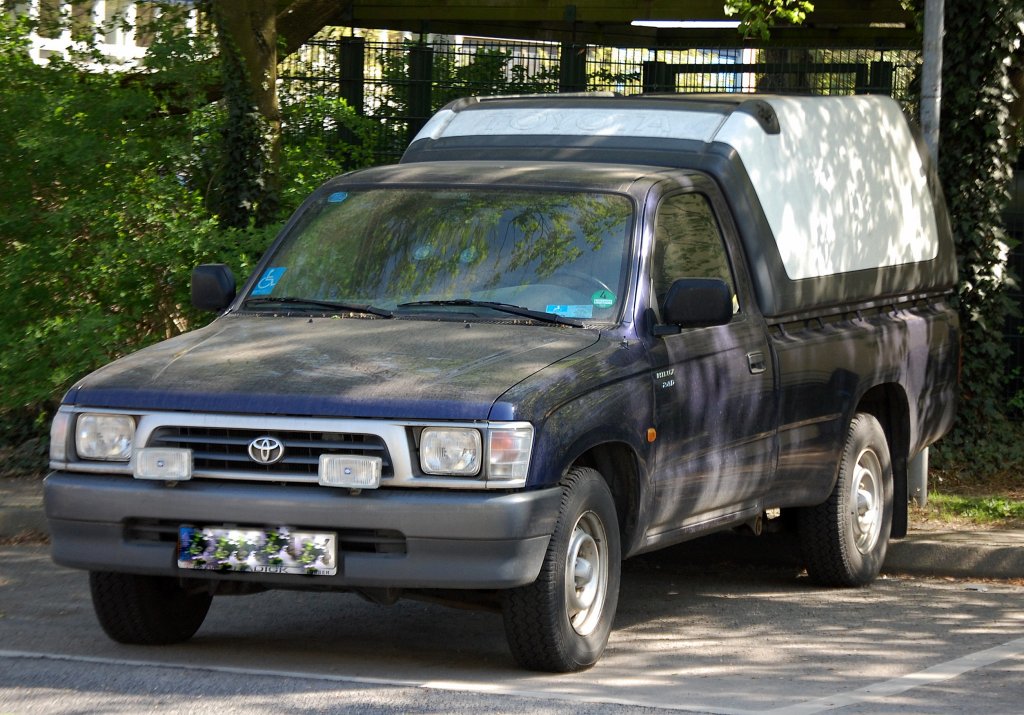 Der Toyota Hilux 2.4 D, eine ltere Version des inzwischen so beliebten Pickup von Toyota, 16.04.09 Berlin-Pankow.