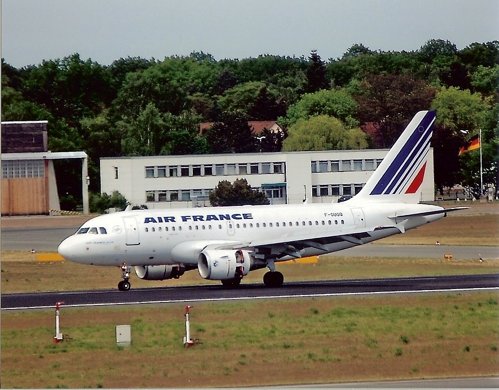 Die Air France ist mit ihrem kleinen Airbus A318-111 (F-GUGQ) gerade Flughafen Berlin-Tegel gelandet, 09.05.2009 