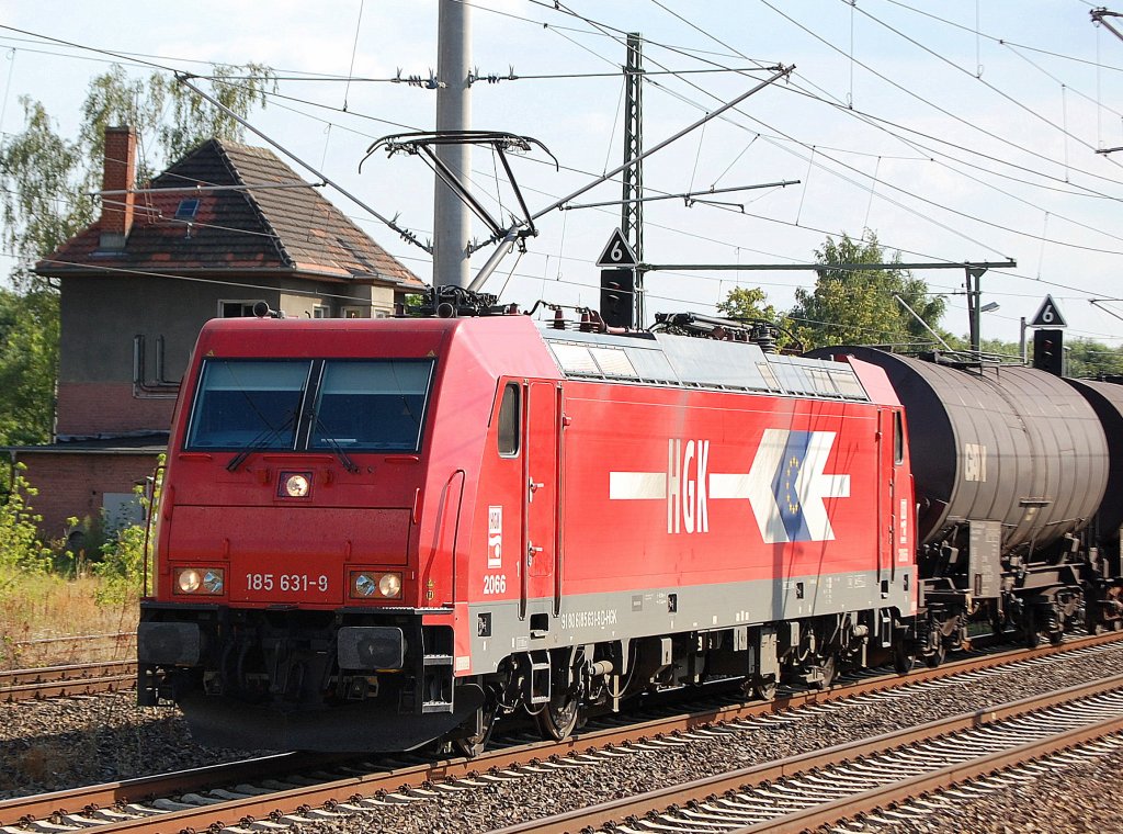 Die von Alpha Trains gemietete HGK 2066/185 631-9 (91 80 6185 631-9 D-HGK, Bj.2008)mit Leerzug Heizoelkesselwagen Richtung Schwedt unterwegs, 19.07.10 Berlin-Blankenburg.