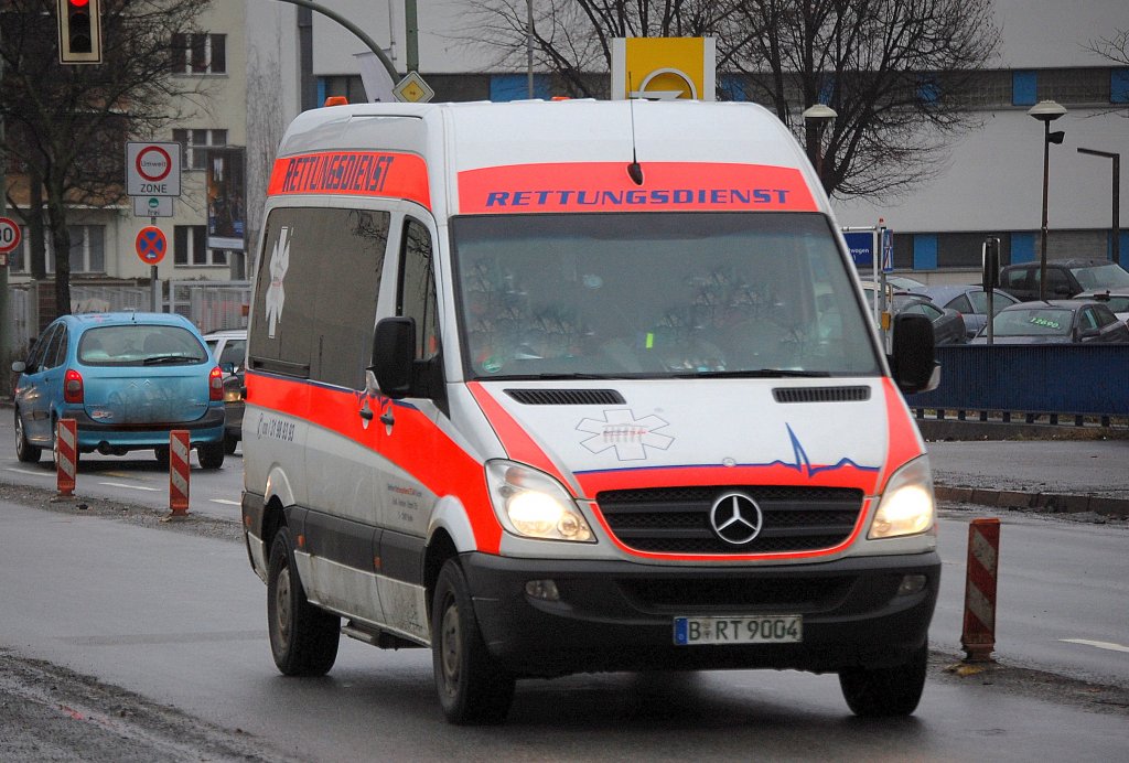 Die Berliner Rettungsdienst Team GmbH mit einem ihrer MB Sprinter Krankentransporter auf der Berliner Knobelsdorffbrcke, 13.01.11