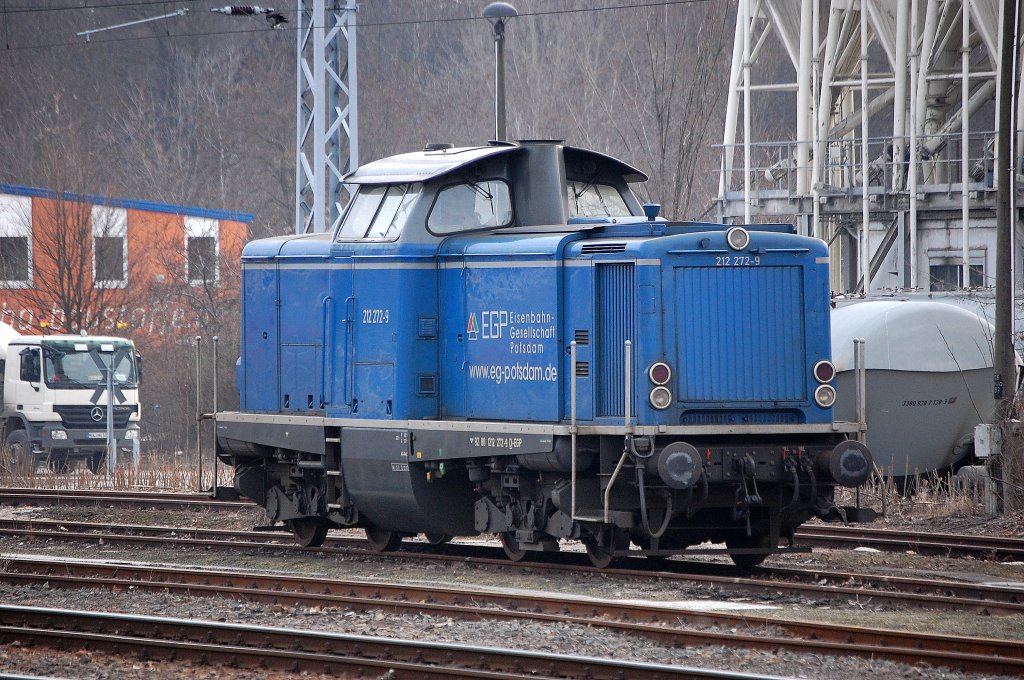 Die blaue EGP-Lok 212 272-9 (92 80 1212 272-9 D-EGP) Berlin Greifswalder Str. am 15.02.11