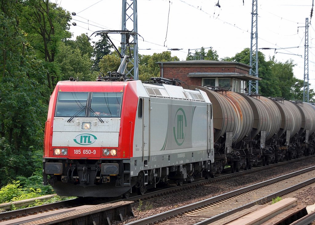 Die von Captrain angemietete 185 650-9 (91 80 6185 650-9 D-VC) der ITL mit Ganzzug Heizoelkesselwagen Richtung Bernau, 15.06.11 Berlin-Karow.