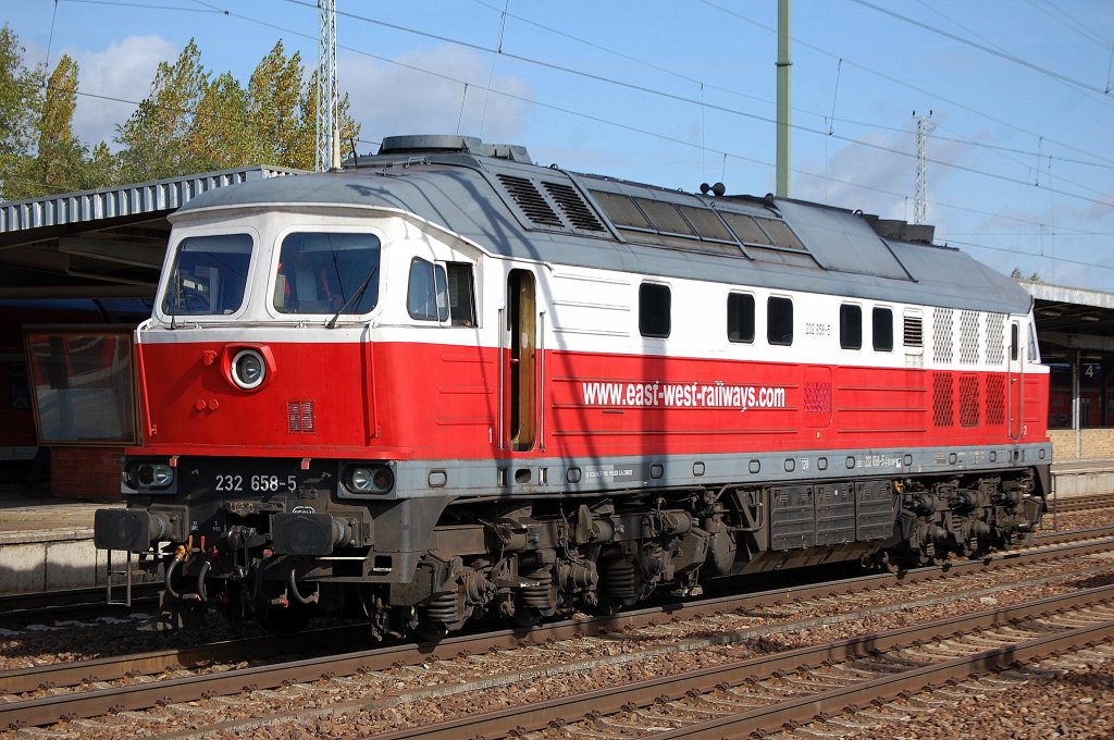 Die DB SCHENKER RAIL POLSKA S.A. ZABRZE Lok east-west-railways 232 658-5 (9280 1 232 658-5-D-DB SRP) wartet auf Abholung, 08.10.12 Bahnhof Flughafen Berlin-Schnefeld.