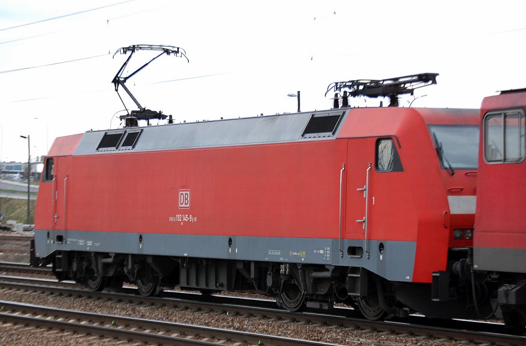 Die defekkte 155 207-4 wurde samt Kesselwagenzug nach kurzer Wartezeit von 152 145-9 im Bhf. Flughafen Berlin-Schnefeld abgeholt, 11.04.12
