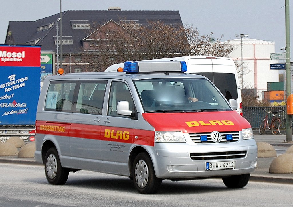 Die DLRG Wasserettung aus Berlin mit einem VW Transportbus, 18.04.12 Berlin-Beusselbrcke.