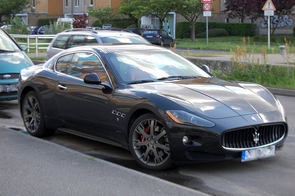 Die Form der Karosserie ist ein Traum, wie er nur aus Italien kommen kann, hier noch mal im Gegenlicht, der Maserati GranTurismo am 28.05.09 Berlin-Pankow.