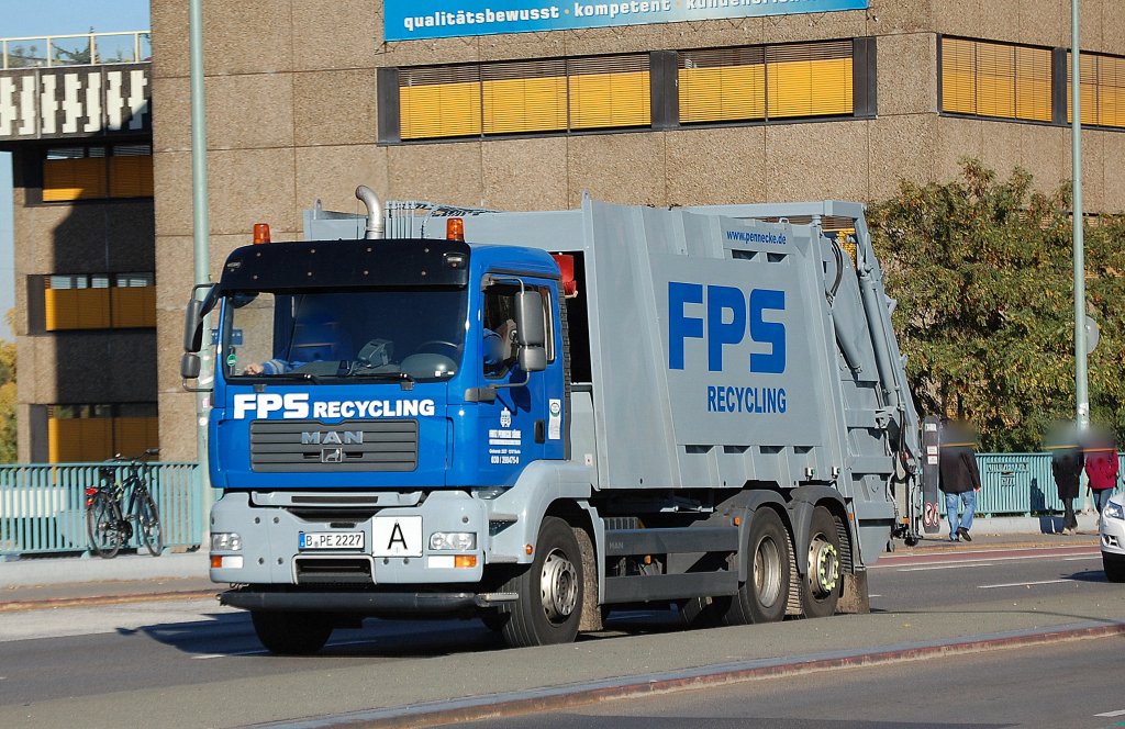Die FPS Recycling mit einem MAN Mllentsorgungsfahrzeug am 18.10.12 Berlin-Putlitzbrcke.