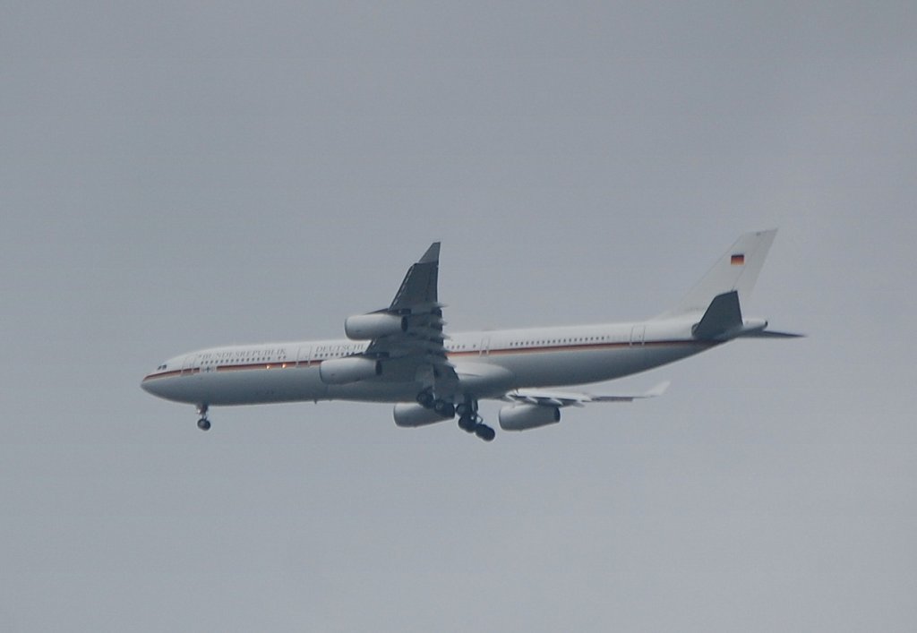 Die groe Airbus A340-313X VIP 16+01  Konrad Adenauer  der Flugbereitschaft des Bundesministeriums der Verteidigung setzt zum Landeanflug Flughafen Berlin Tegel am 28.06.12 ber Berlin-Pankow an.