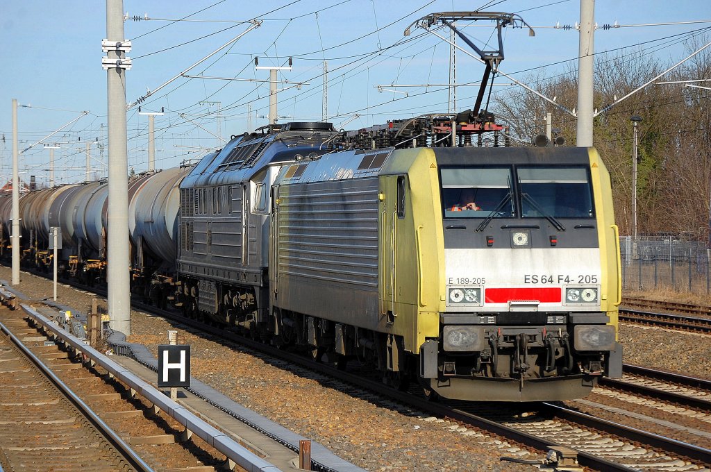 Die von ITL gemietete MRCE Dispo-Lok ES 64 F4-205 (91 80 6189 205-8 D-DISPO) hat ITL W 232.09 und einen Kesselwagenzug am Haken Richtung Berlin Bornholmer Str., 12.02.11 Berlin-Blankenburg.