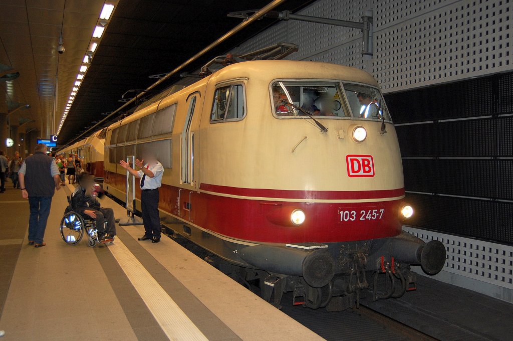 Die letztgebaute (Bj.1974) und noch regulr im Fernverkehr (DB Fernverkehr Mnchen) eingesetzte 103r der DB ist die allbekannte 103 245-7, auch diese Lok ist zum fnfjhrigen Geburtstag des Berliner Hauptbahnhof zu besichtigen, 21.05.11 