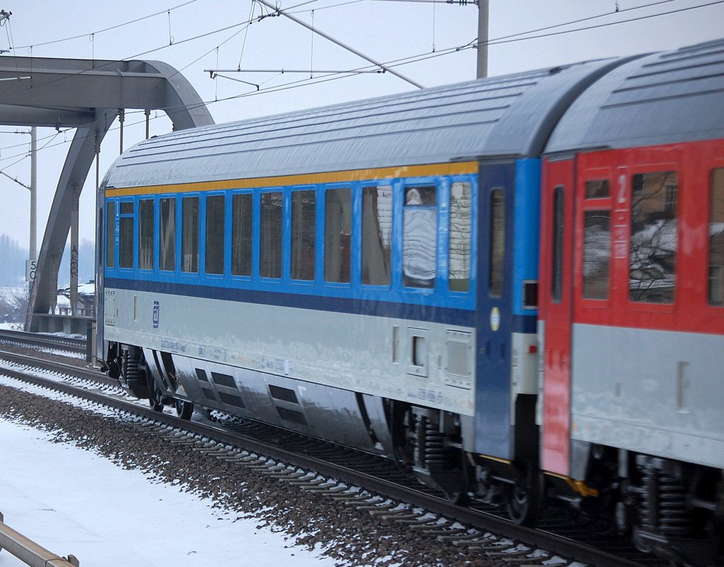 Die neue blaue Generation von tschechischen IC (EC) Reisezugwagen, in dem Fall 1.Klasse Wagen vom Typ Ampz 143 im EC 379 am 06.12.10 Berlin-Pankow.