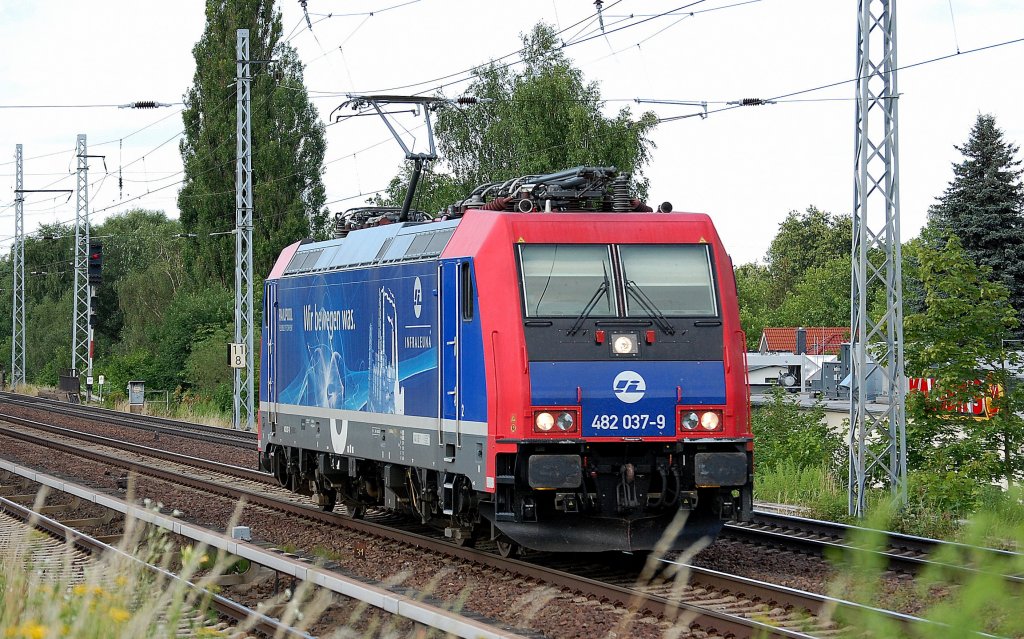 Die von Railpool an Infra Leuna vermietete Schweizer Re 482 037-9 am 10.07.13 Berlin-Karow. 