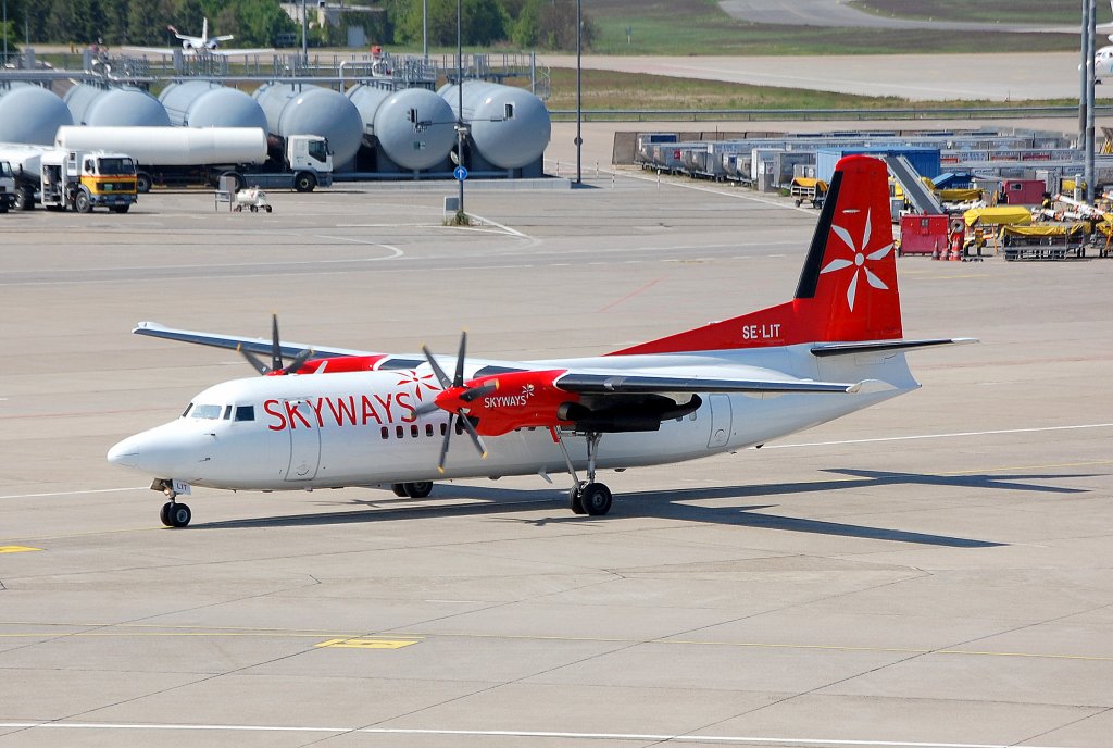 Die schwedische Regionalfluggesellschaft Skyways mit einer Fokker F-50 (SE-LIT) auf dem Weg zur Parkposition Flughafen Berlin-Tegel, 06.05.11