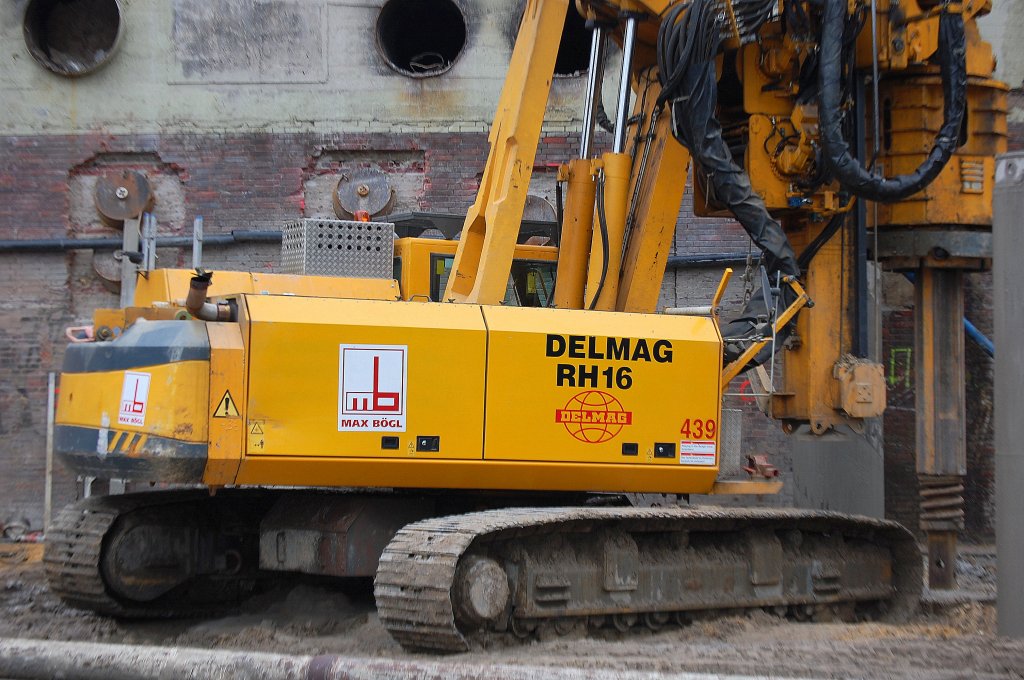 Die Trgermaschine des DELMAG RH16 der Baufirma MAX BGL am 21.10.09 Neubau der Spandauer Damm Brcke in Berlin.
