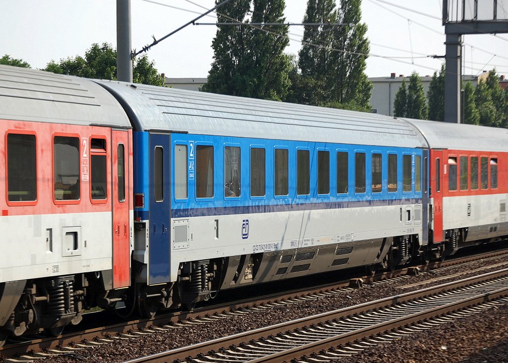 Die tschechische Bahn CD will wohl verstrkt ihre Intercity-Personenwagenflotte in blau umtauschen, daher kann man seit lngerem in den EC-Zgen aus Prag einige blaue Wagen in den sonst blich orangen Zgen bewundern, hier ein 2.Klasse Personenwagen vom Typ Bmz 241 eingestellt mit der Nr. CZ-CD 73 54 21-91 001-0 Bmz 241 im EC 378 Richtung Ostseebad Binz, 02.07.10 Berlin-Pankow.   