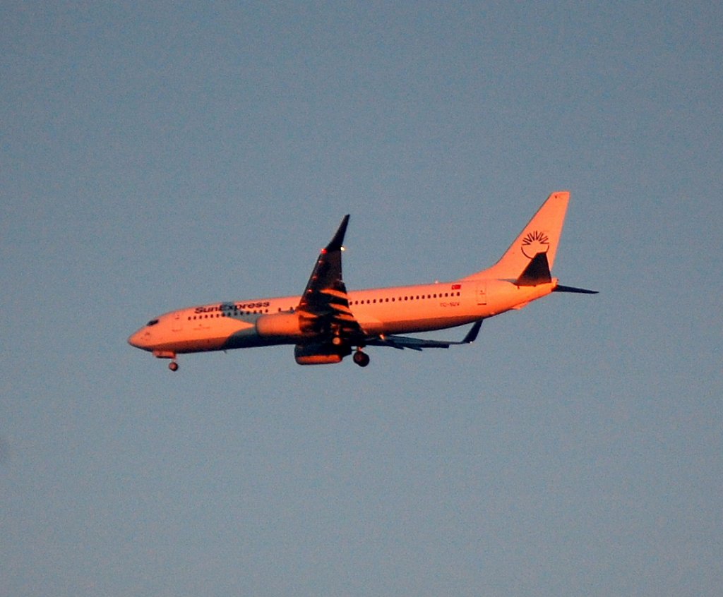 Die trkische Charter- und Linienfluggesellschaft SunExpress mit Boeing 737-86N (TC-SUV) beim morgendlichen Landeanflug zum Flughafen Berlin-Tegel am 12.01.09 Berlin-Pankow.