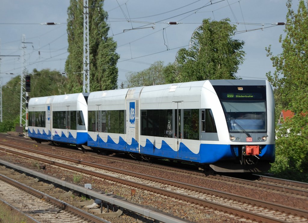 Die Usedomer Bderbahn ein Tochterunternehmen der DB hat mehere GTW 2/6 von Stadler im Einsatz seit ca. 2000, hier ein Doppelgespann Richtung Karower Kreuz Berlin zu Wartungsarbeiten, 06.05.09.
