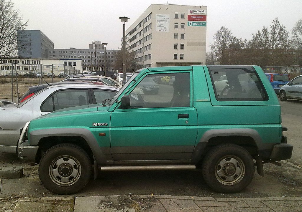 Dieser japanische Kleingelndewagen ist ein DAIHATSU FEROZA LX (Produktionszeitraum 1994-1999), ein netter kleiner Freizeitwagen, den man in Berlin nicht hufig zu Gesicht bekommt, 18.02.13 Berlin-Prenzl.Berg