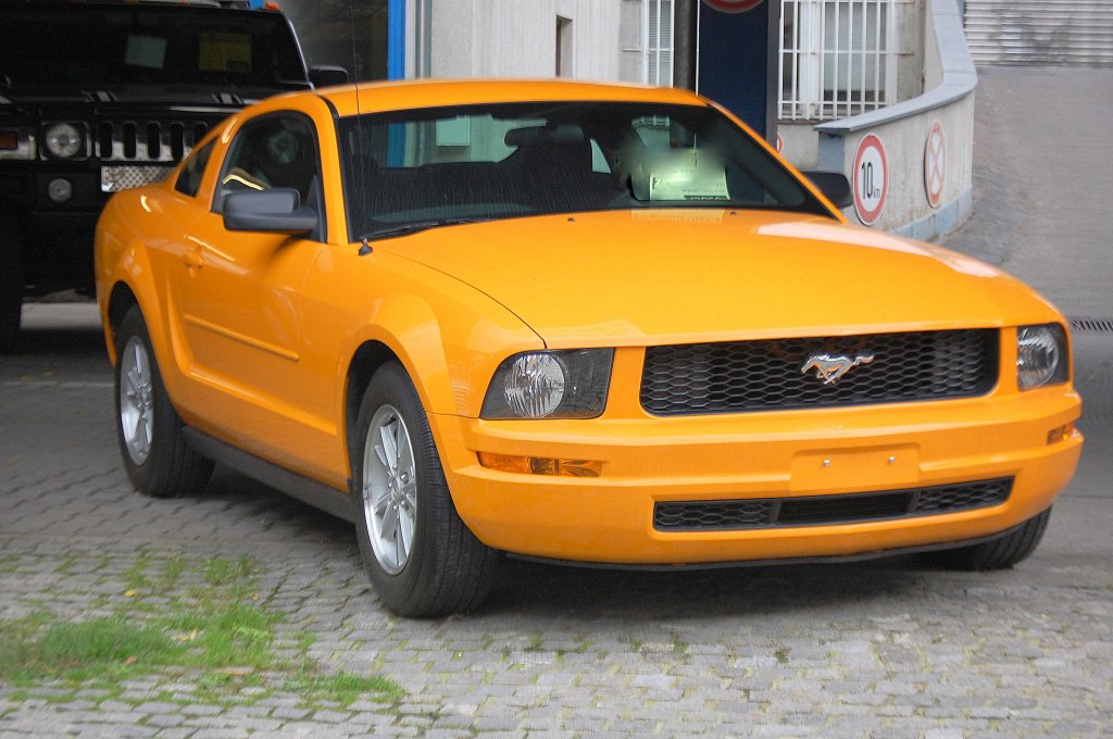 Dieser tolle Ford Mustang SL steht bei einem spezialisierten Gebrauchtwagenhndler fr US Kultautos in Berlin-Charlottenburg, 30.09.10