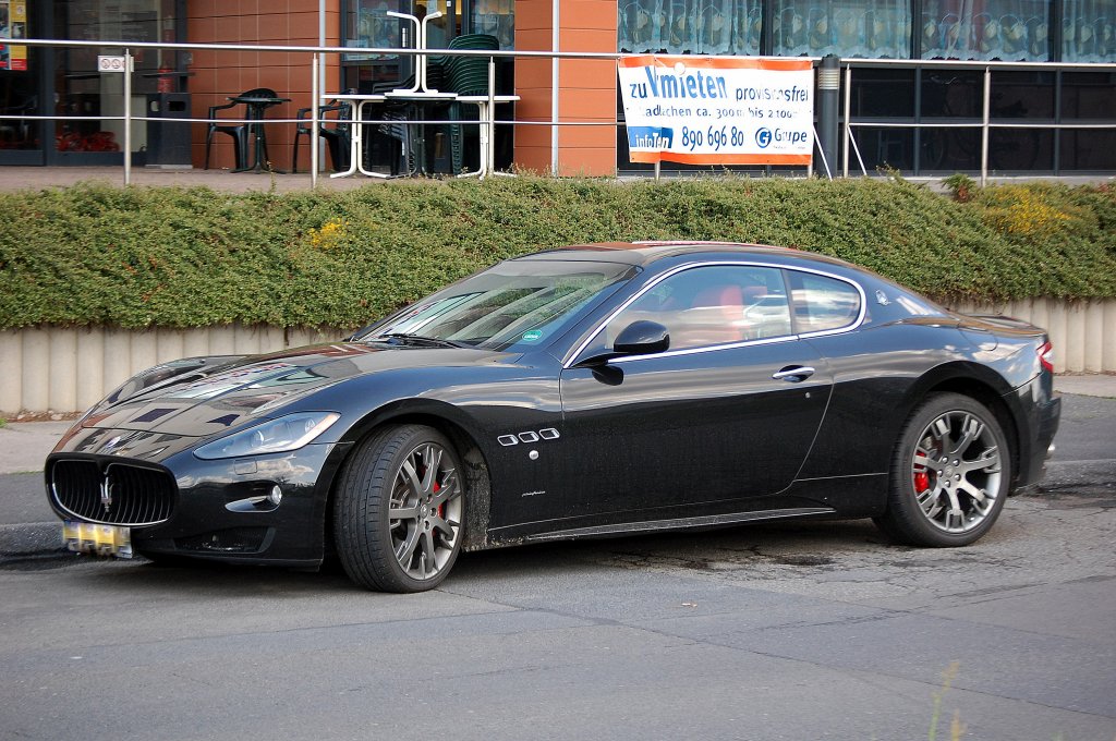 Dieses Fahrzeug in unserer eher einfachen Wohngegend, erstaunlich. Ein Maserati GranTurismo in schwarz, seit Herbst 2007 auf dem Markt fr Sport- und Luxusfahrzeuge. Mit einer Motorleistung von 298kW (405 PS) ein echter Sportwagen der Spitzenklasse, 28.05.09 Berlin-Pankow.
