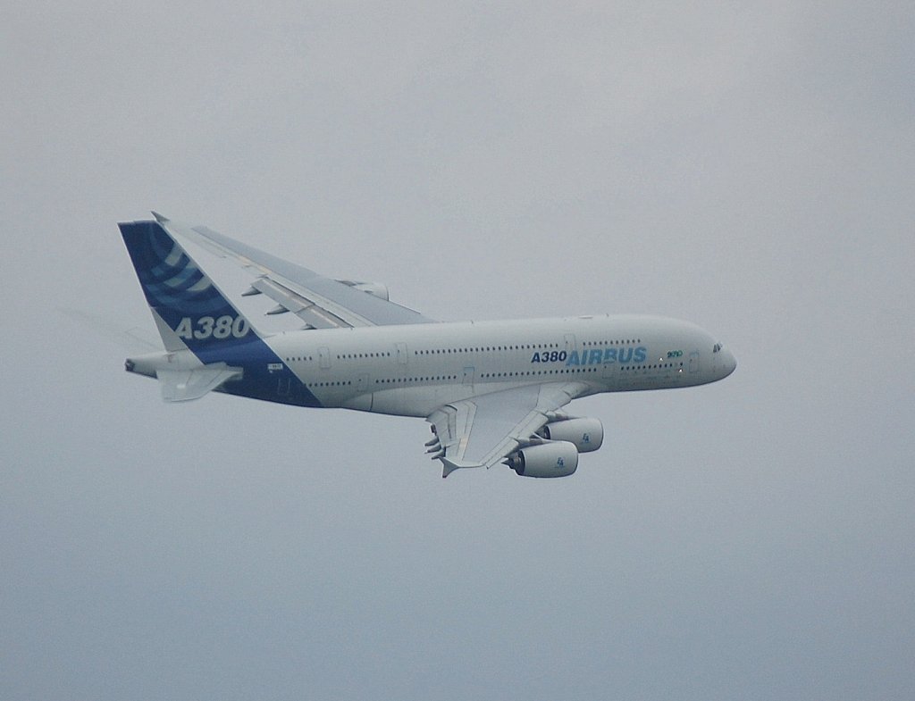 Dieses grte Passagierflugzeug zur Zeit beeindruckt sicherlich jeden Zuschauer der vor Ort war. Mit seiner Beweglichkeit und Gre am Himmel, es war unglaublich und dabei wunderbar leise, die Airbus A380-861 (F-WWDD) am 12.06.10 auf der ILA Flughafen Berlin-Schnefeld.