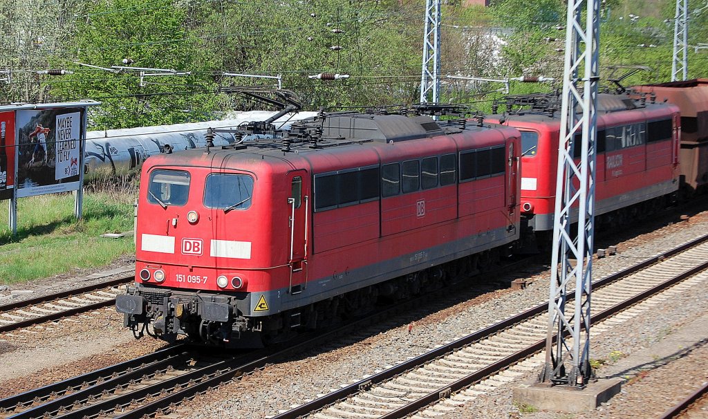 Doppeltraktion 151 095-7 + 151 164-1 mit Erzzug am 27.04.12 Berlin-Springpfuhl.