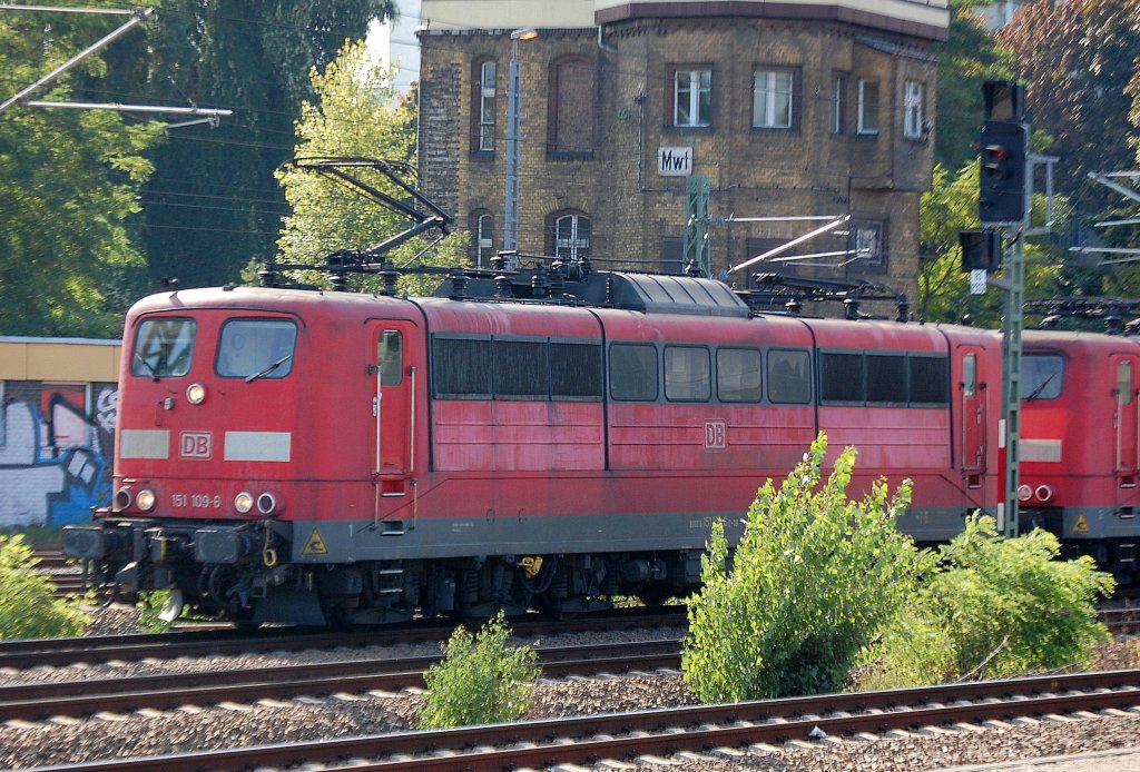 Doppeltraktion 151 109-6 + 151 112-0 mit Erzzug Richtung Berlin-Wedding, 23.09.10 Berlin-Beusselstr.