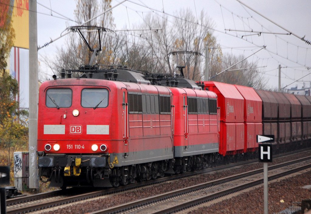 Doppeltraktion 151 110-4 + 151 099-9 mit Ganzzug Selbstentladewagen Richtung Berlin-Blankenburg, 08.11.10 Berlin-Pankow.