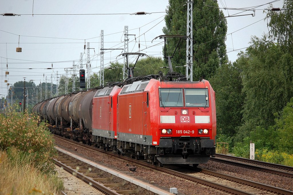 Doppeltraktion 185 042-9 + 185 143-5 mit Kesselwagenzug am 06.08.13 Berlin-Karow.