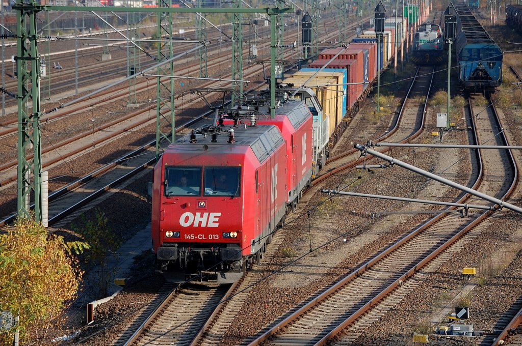 Doppeltraktion OHE 145-CL 013 (91 80 6415 091-5 D-OHE) + 145-CL 015 (91 80 6145 093-1 D-OHE) haben berraschend die BEHALA Lok 20 (92 80 1277 406-5 D-BHL) am Haken und den blichen Containerzug vom Berliner Westhafen. Vielleicht geht die BEHALA Lok zur Inspektion nach Kiel?, 02.11.11 Berlin-Beusselstr.brcke.