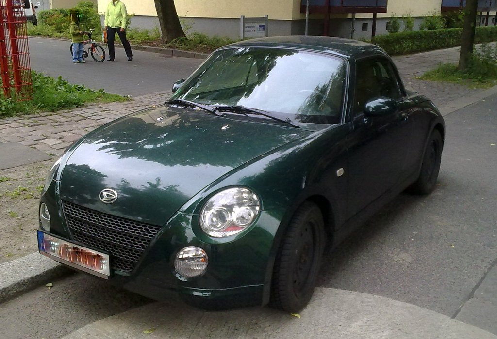 Durchaus sportlich gibt sich der MINI-ROADSTER Daihatsu Copen, 13.06.12 Berlin-Pankow. 