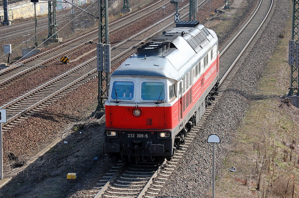 East-West Railways 232 309-5 hat einen Ganzzug offener Gterwagen (leer) zum Berliner Westhafen transportiert und auf dem Rckweg Richtung Berlin-spandau, 17.04.13 Berlin-Putlitzbrcke.