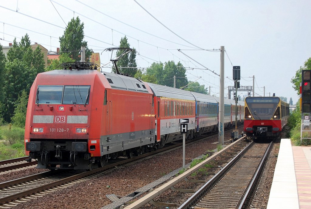 EC 178 mit 101 128-7 Richtung Bernau berholt die einfahrende S8 Richtung Birkenwerder, 12.05.11 S-Bhf. Berlin-Pankow. 