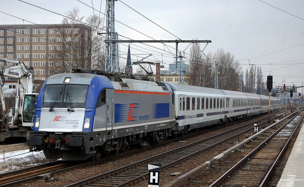 EC45 (Berlin-Warschau-Express) nach Warschau mit der Husarz 5 370 005 am 11.02.13 Berlin-Ostkreuz. 