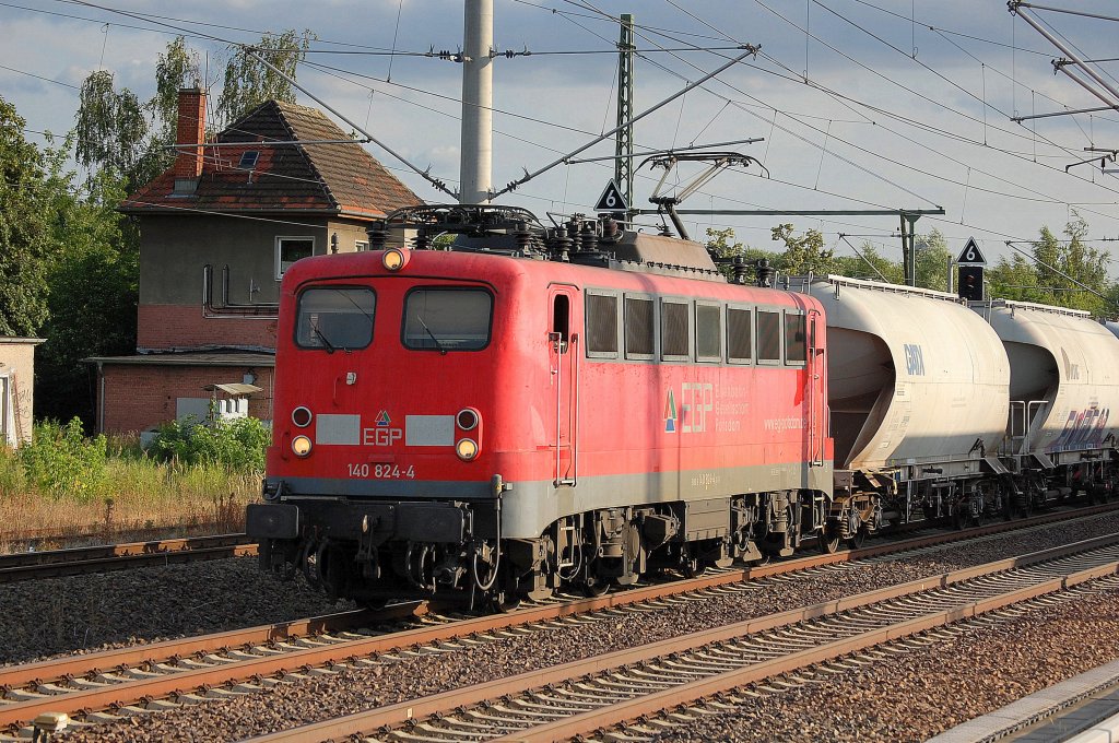 EGP Lok 140 824-4 mit Leerzug Zementstaubwagen vom Zementwerk Berlin Greifswalder Str. am 10.07.13 Berlin-Blankenburg. 