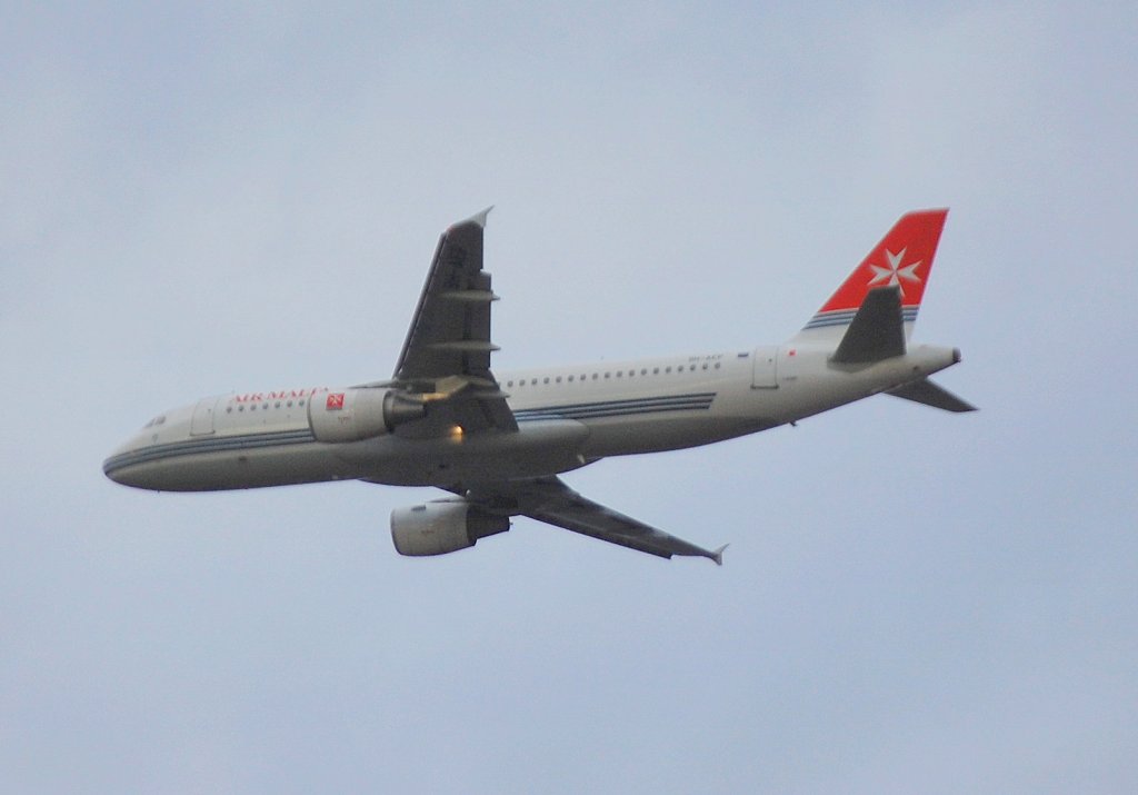 Ein Air Malta Airbus A320-214 (9H-AEP) beim Landeanflug zum Flughafen Berlin Tegel, 14.11.10 ber Berlin-Pankow.