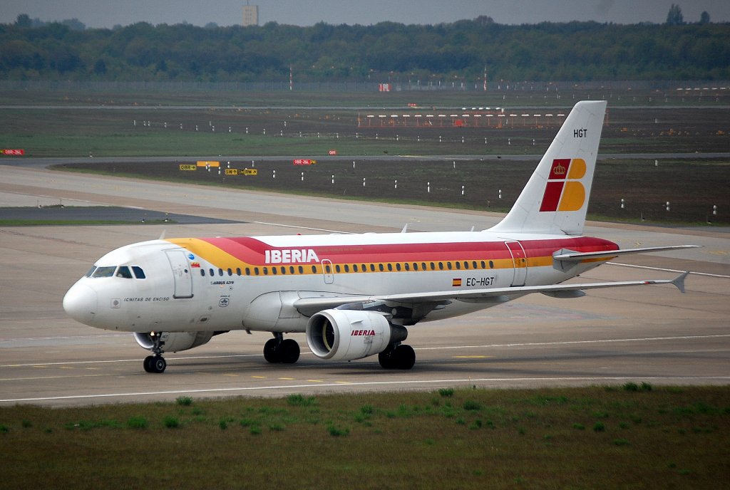Ein Airbus A319-111 (EC-HGT) der spanischen Fluggesellschaft IBERIA am 09.05.10 Flughafen Berlin-Tegel.